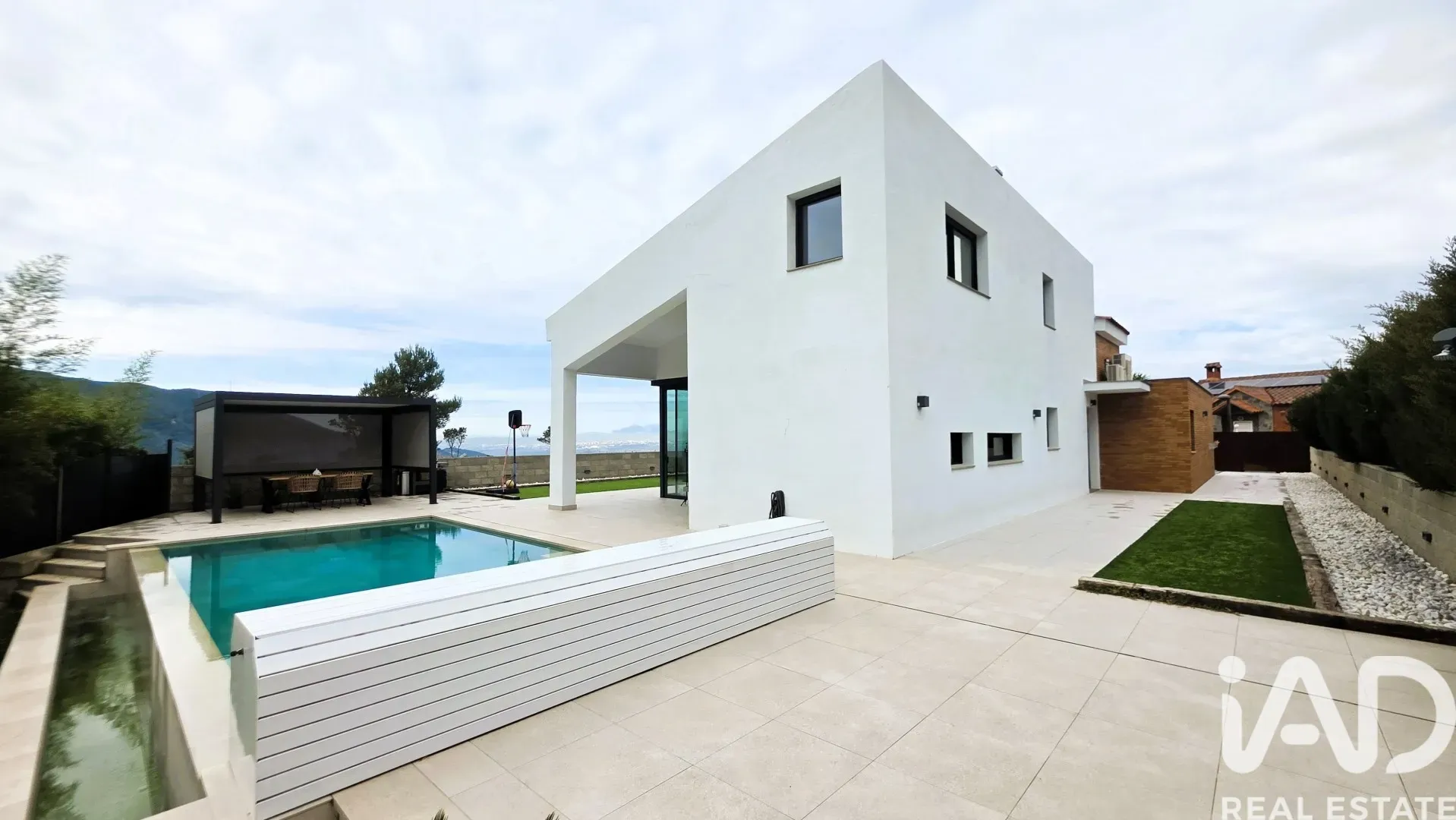 Modern 5-Bedroom House with Pool in Sant Fost de Campsentelles - Image 2