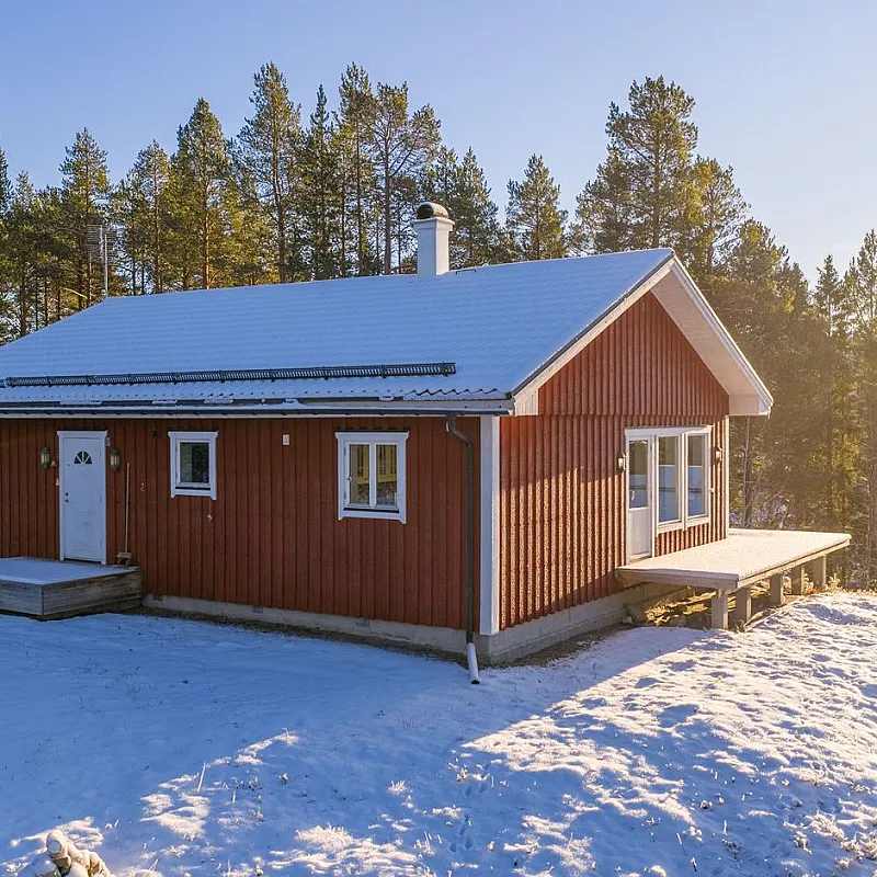 Contemporary 3-Bedroom Country House with Expansive Garden in Lofsdalen