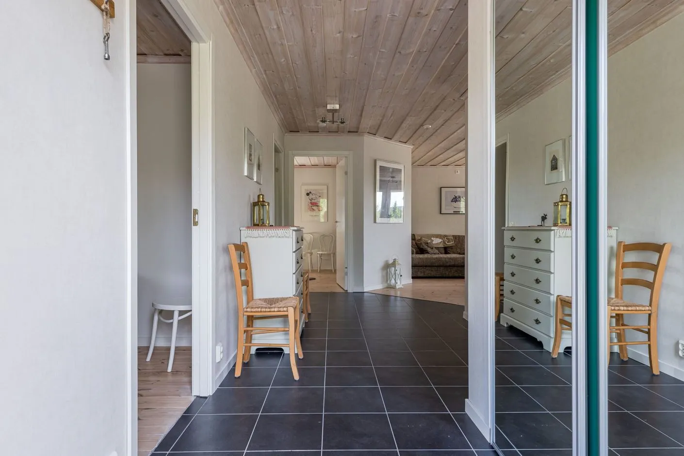 Contemporary 3-Bedroom Country House with Expansive Garden in Lofsdalen - Image 4