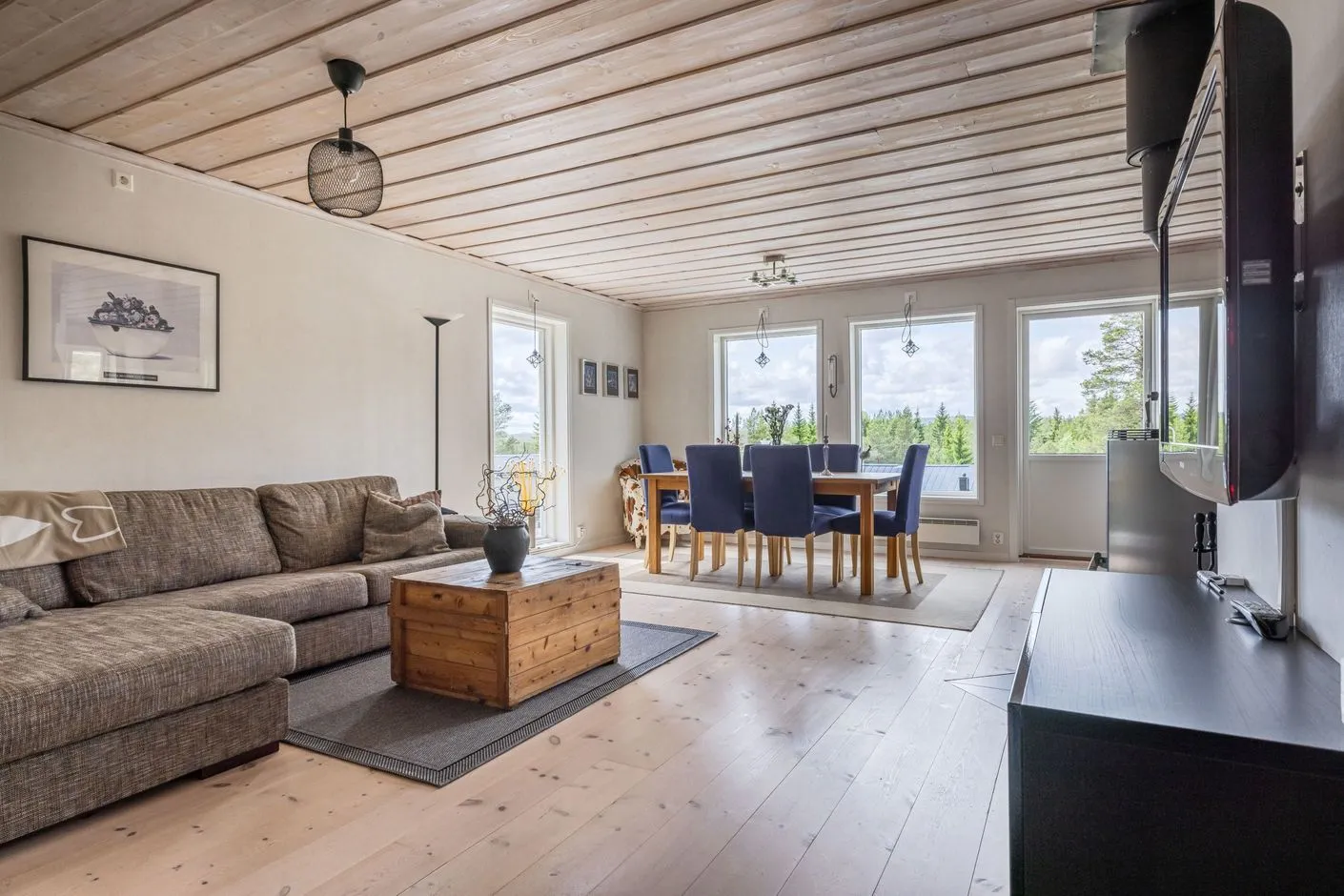 Contemporary 3-Bedroom Country House with Expansive Garden in Lofsdalen - View image 11 of 32