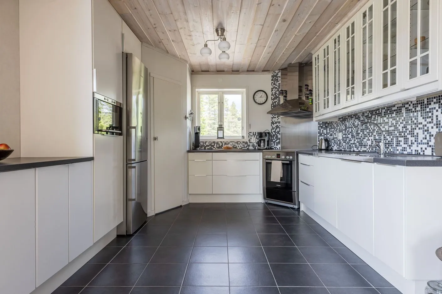Contemporary 3-Bedroom Country House with Expansive Garden in Lofsdalen - View image 14 of 32