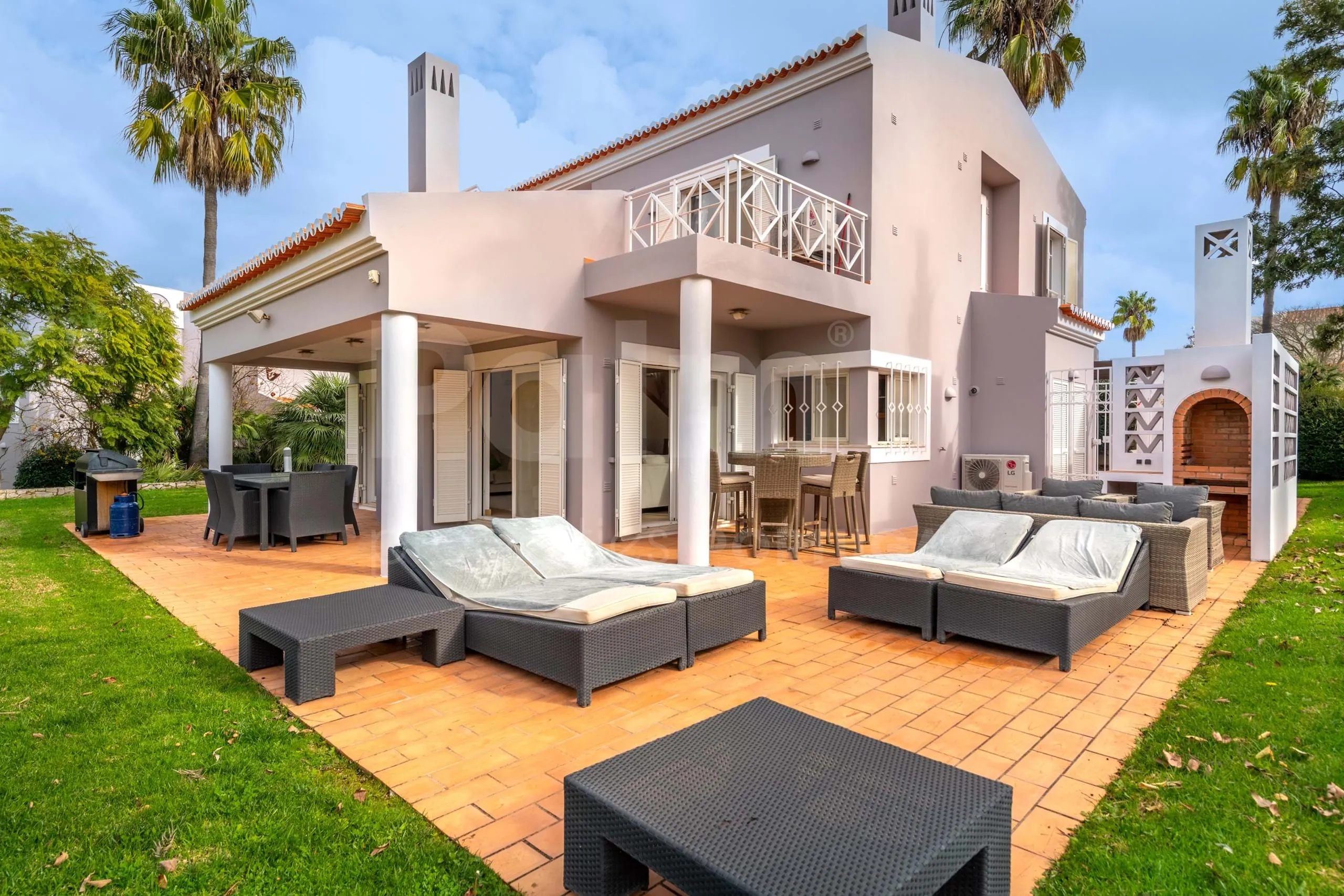 Contemporary 3-Bedroom Villa with Pool and Garden in Scenic Lagoa - Image 2