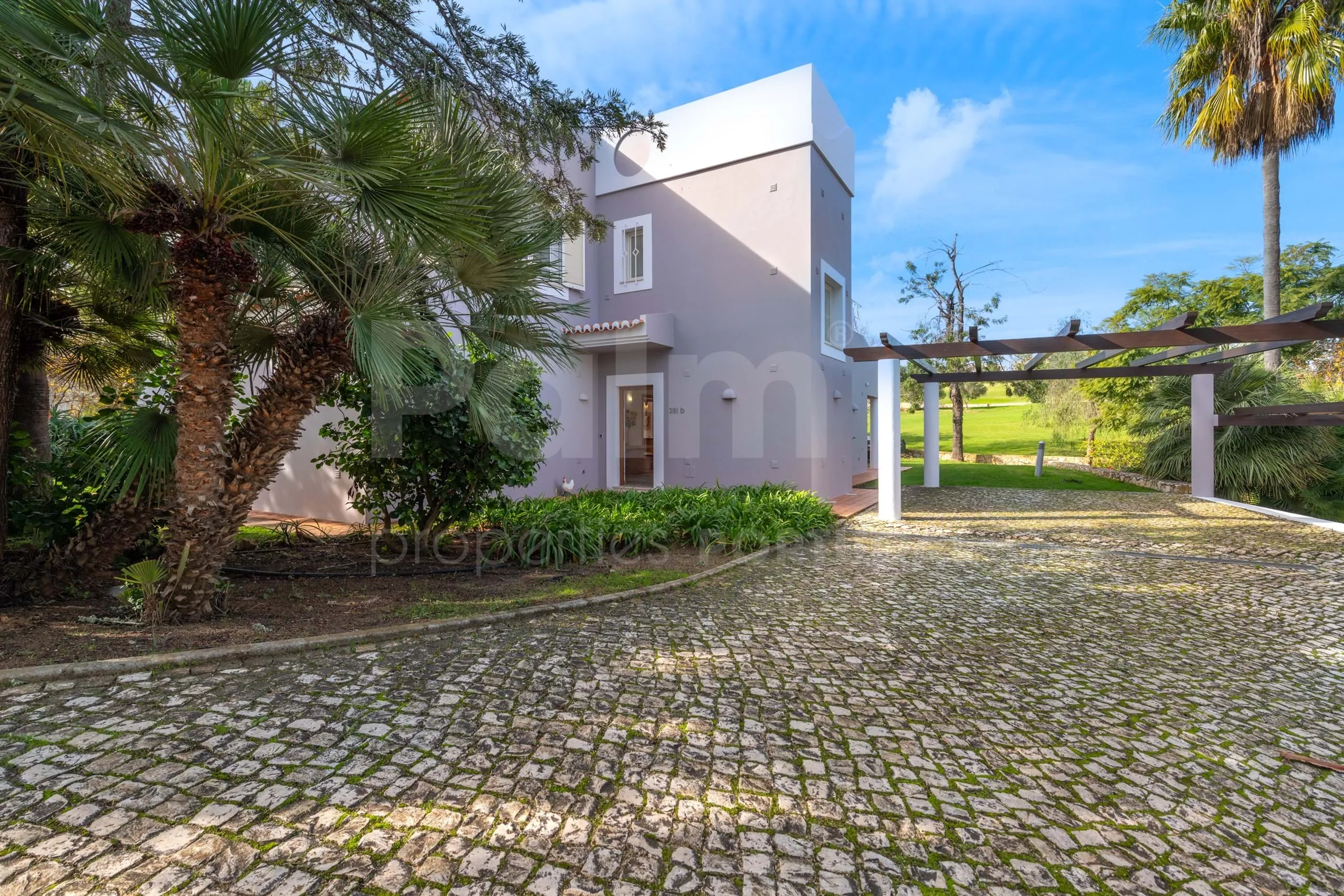 Contemporary 3-Bedroom Villa with Pool and Garden in Scenic Lagoa - Image 4