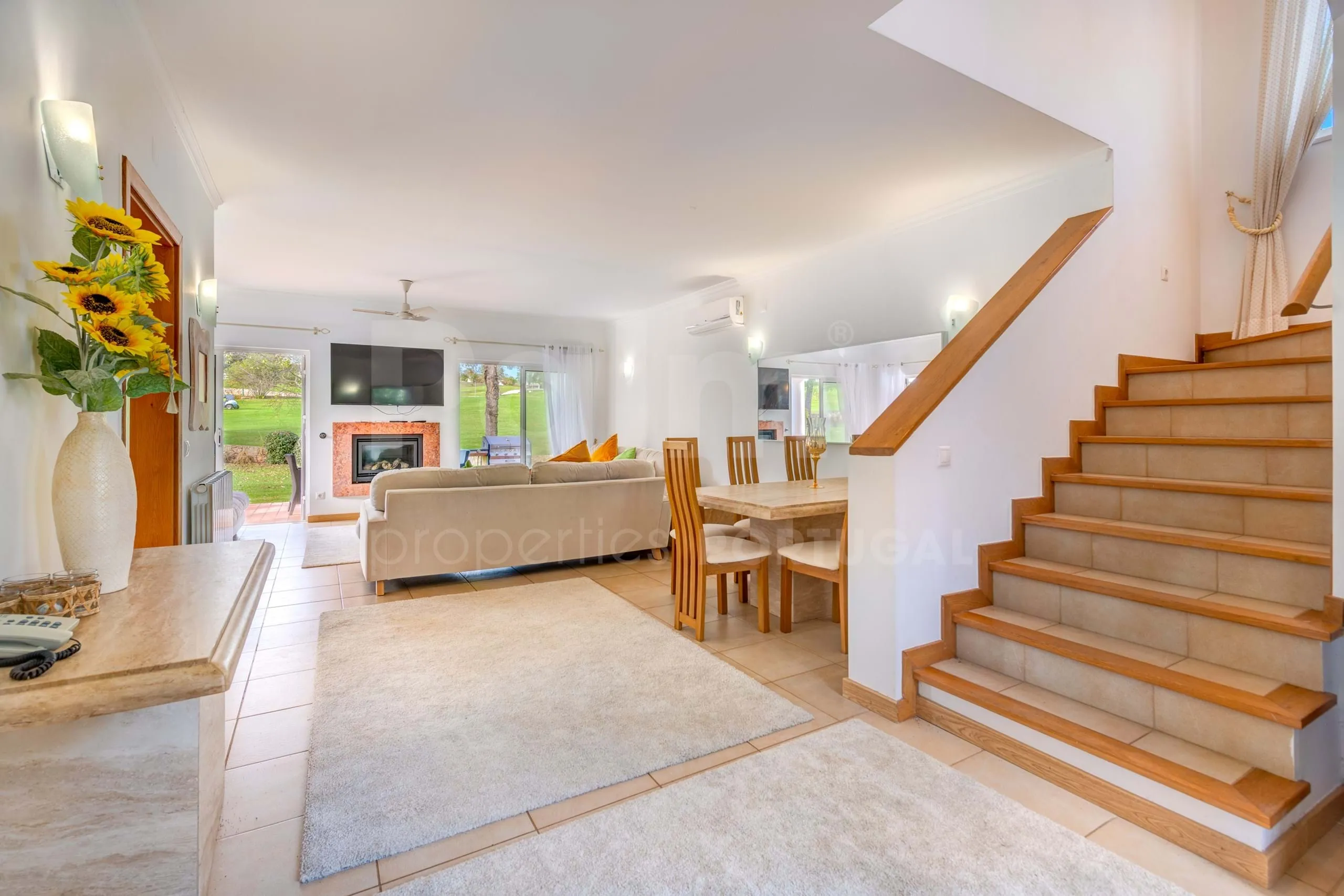 Contemporary 3-Bedroom Villa with Pool and Garden in Scenic Lagoa - View image 6 of 45