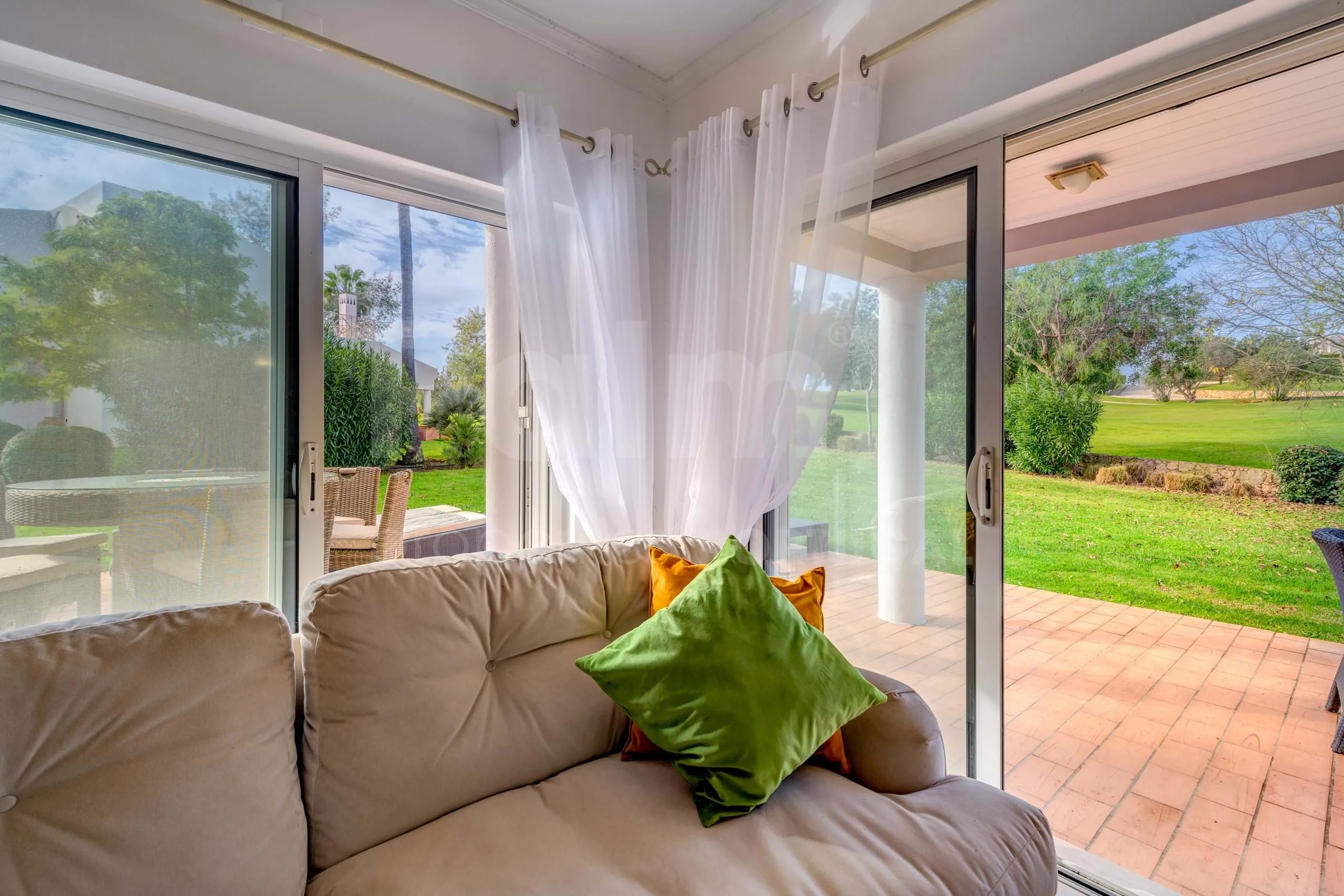 Contemporary 3-Bedroom Villa with Pool and Garden in Scenic Lagoa - View image 9 of 45