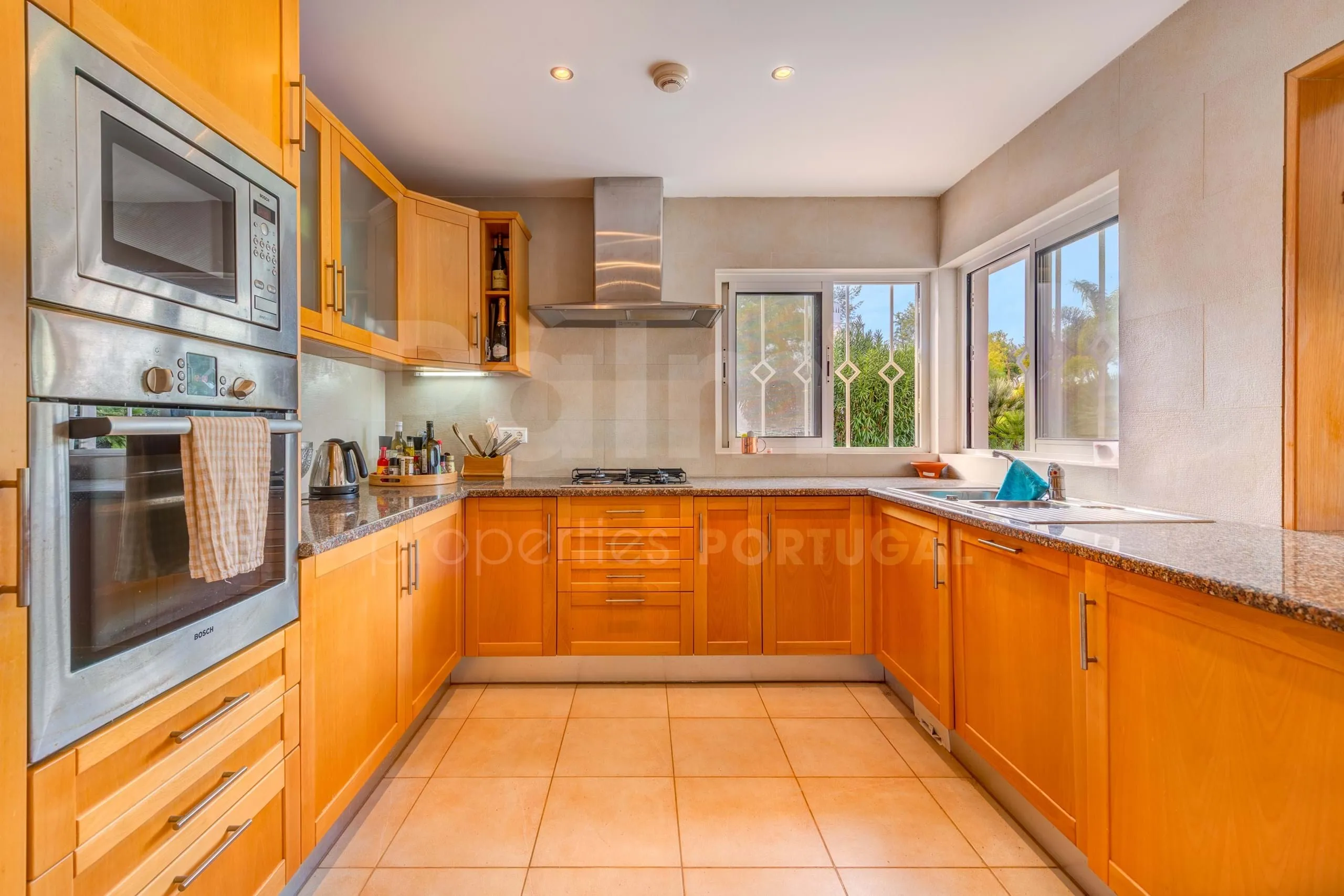 Contemporary 3-Bedroom Villa with Pool and Garden in Scenic Lagoa - View image 13 of 45