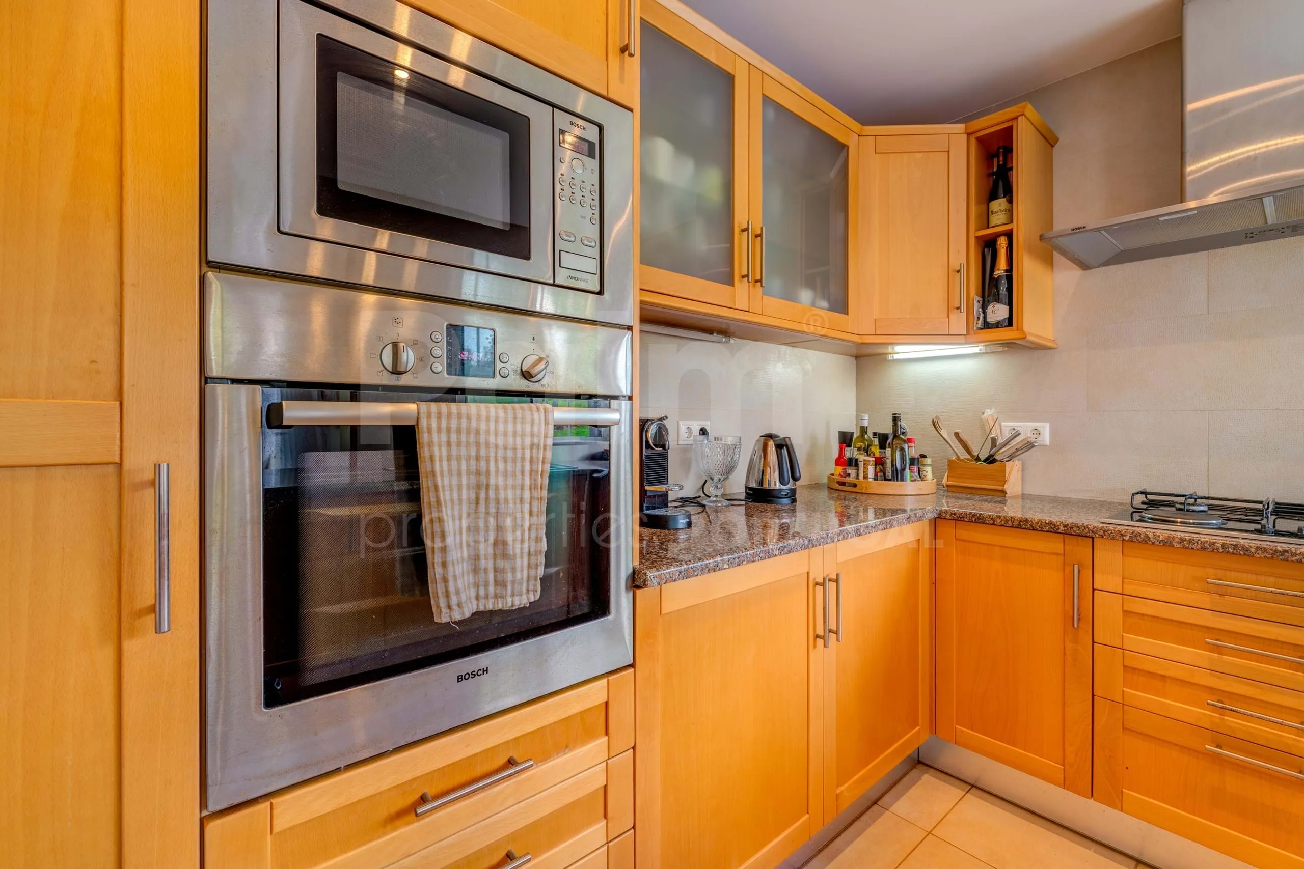 Contemporary 3-Bedroom Villa with Pool and Garden in Scenic Lagoa - View image 14 of 45