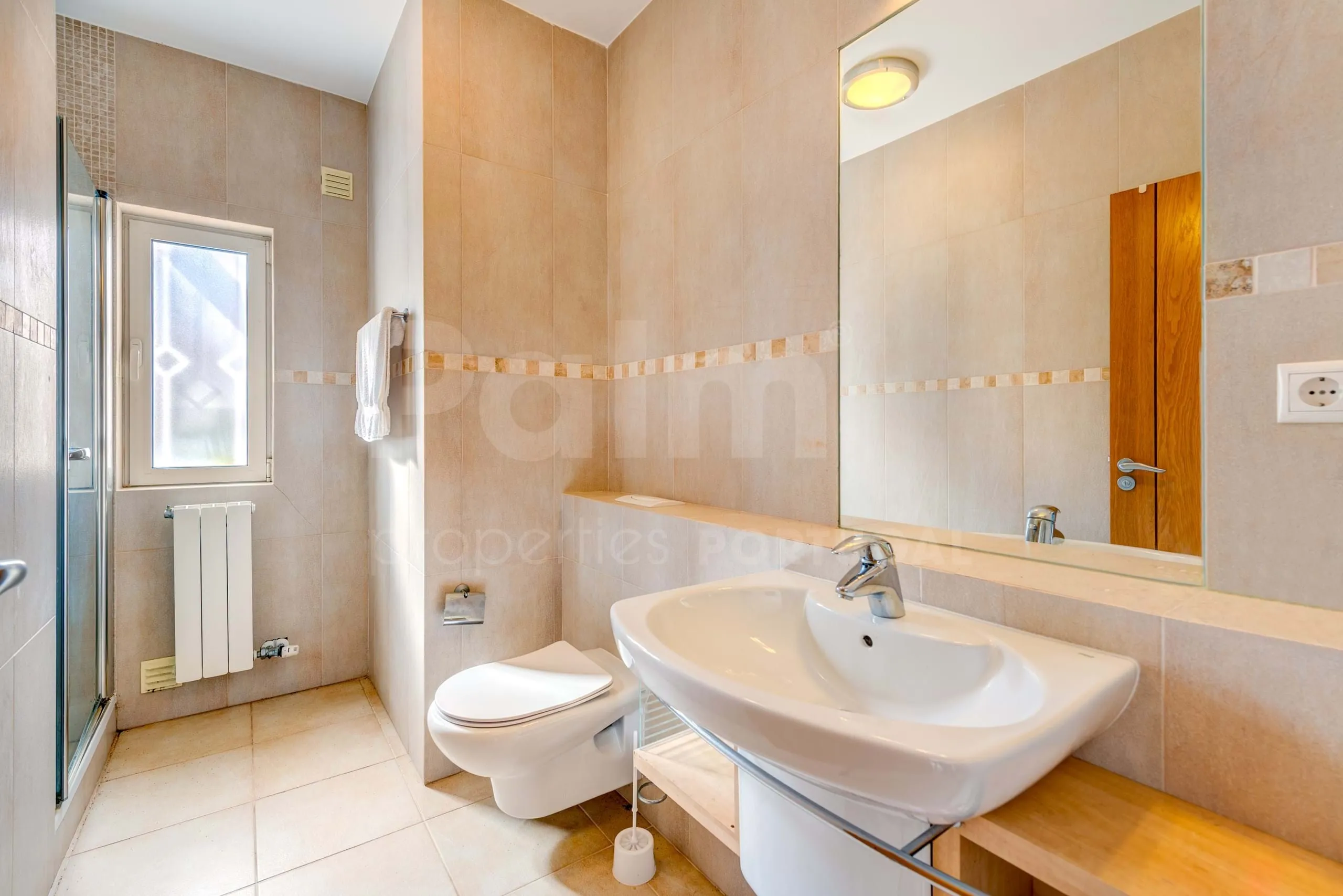 Contemporary 3-Bedroom Villa with Pool and Garden in Scenic Lagoa - View image 21 of 45