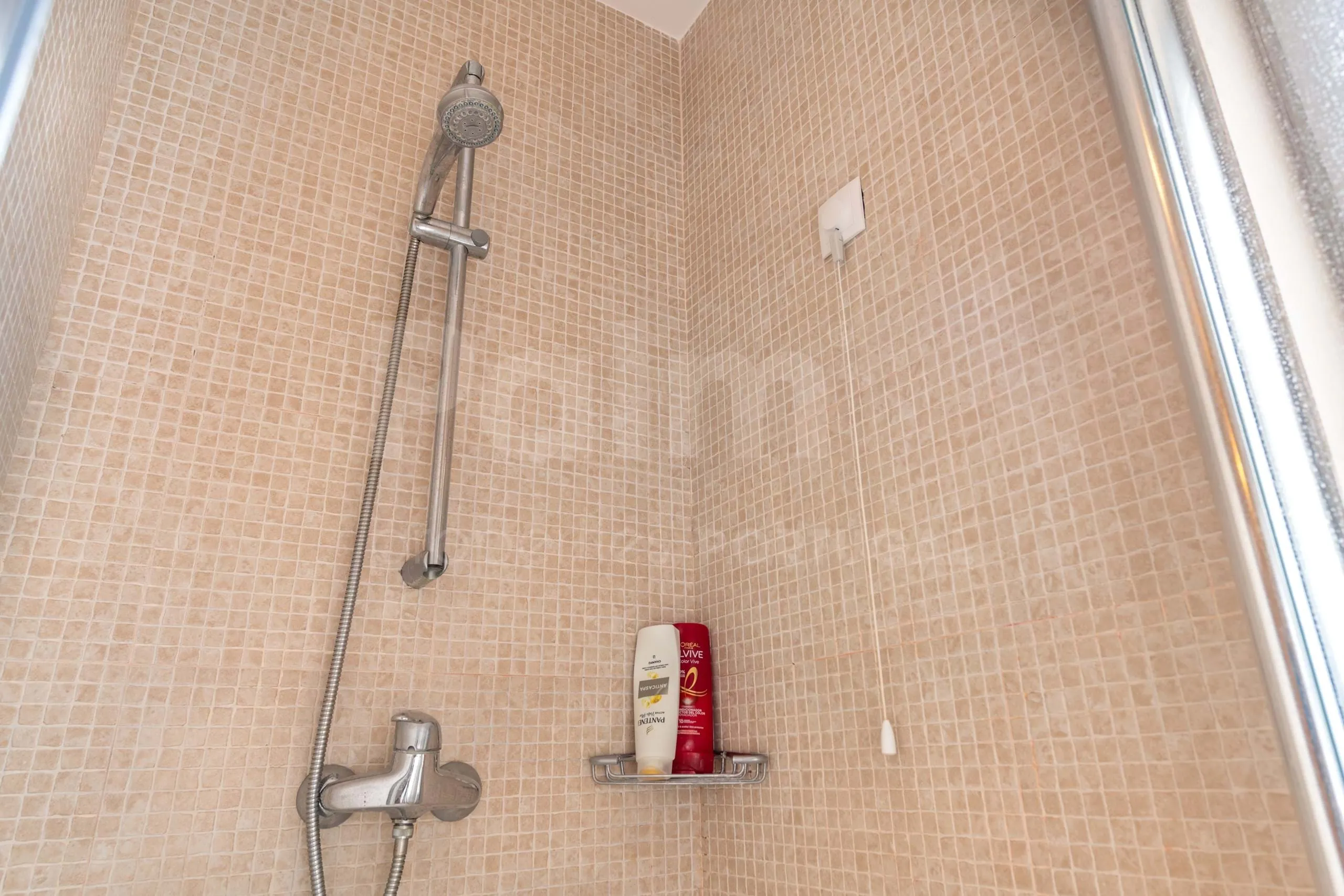 Contemporary 3-Bedroom Villa with Pool and Garden in Scenic Lagoa - View image 22 of 45