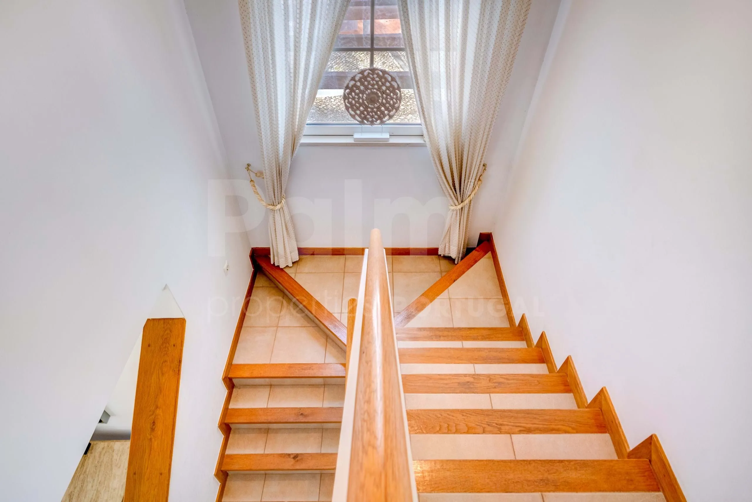 Contemporary 3-Bedroom Villa with Pool and Garden in Scenic Lagoa - View image 23 of 45