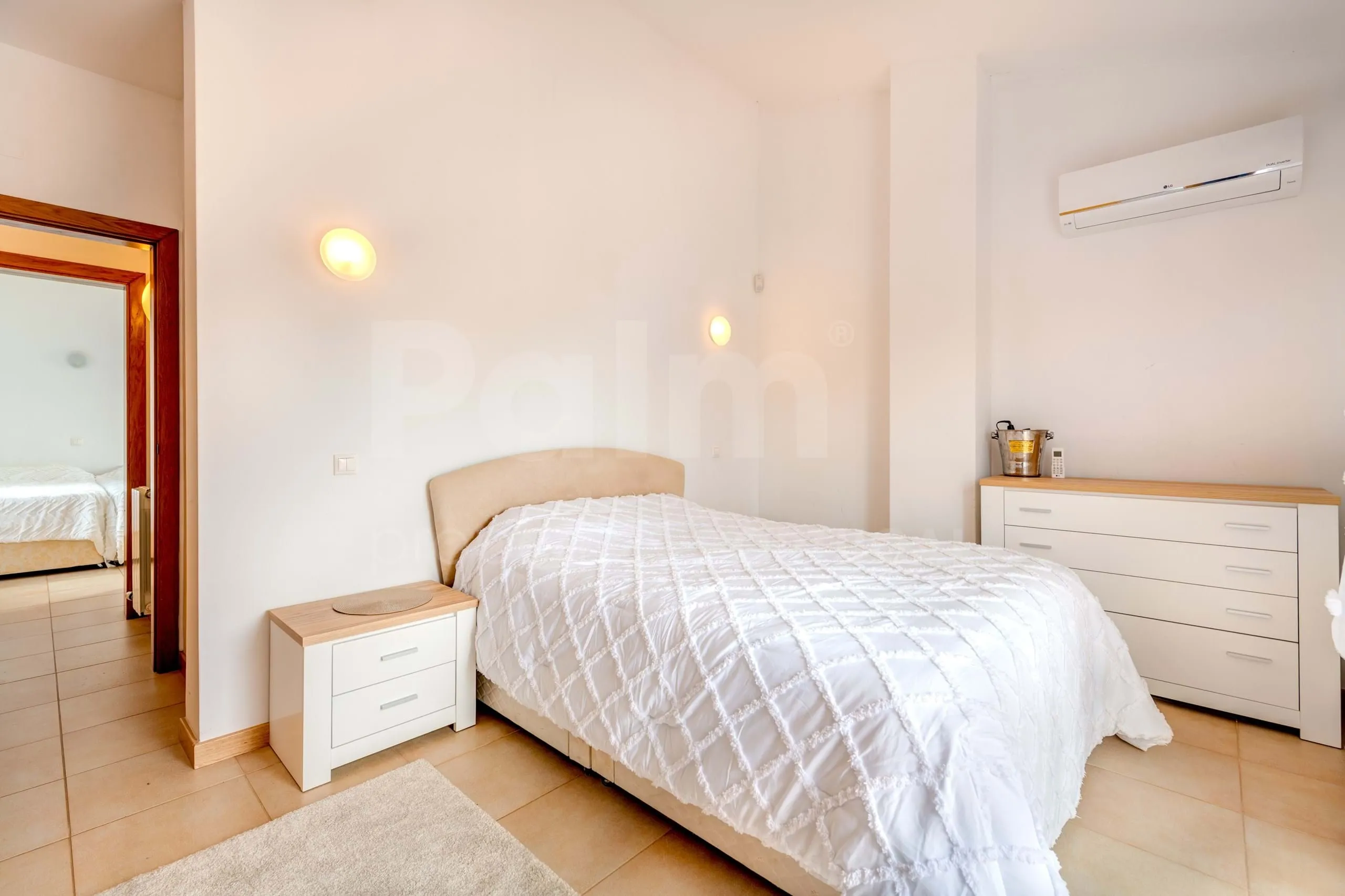 Contemporary 3-Bedroom Villa with Pool and Garden in Scenic Lagoa - View image 24 of 45