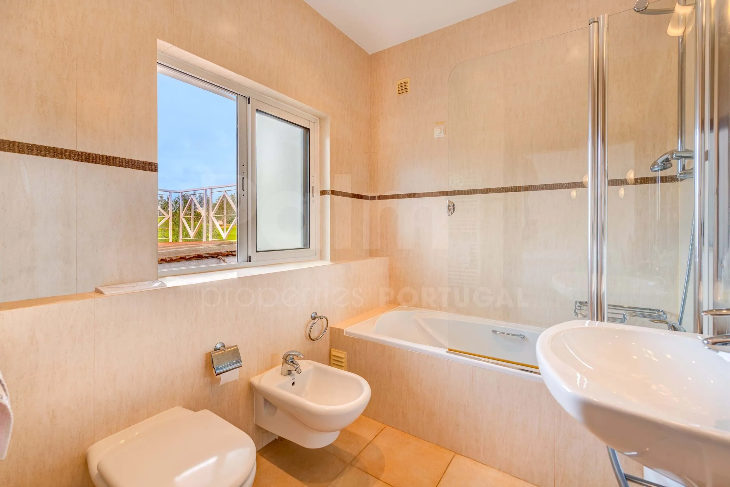 Contemporary 3-Bedroom Villa with Pool and Garden in Scenic Lagoa - View image 26 of 45