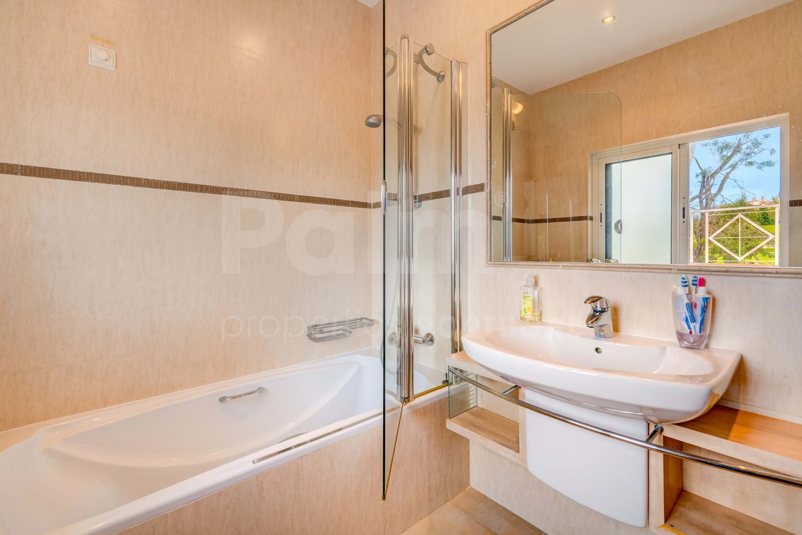 Contemporary 3-Bedroom Villa with Pool and Garden in Scenic Lagoa - View image 27 of 45