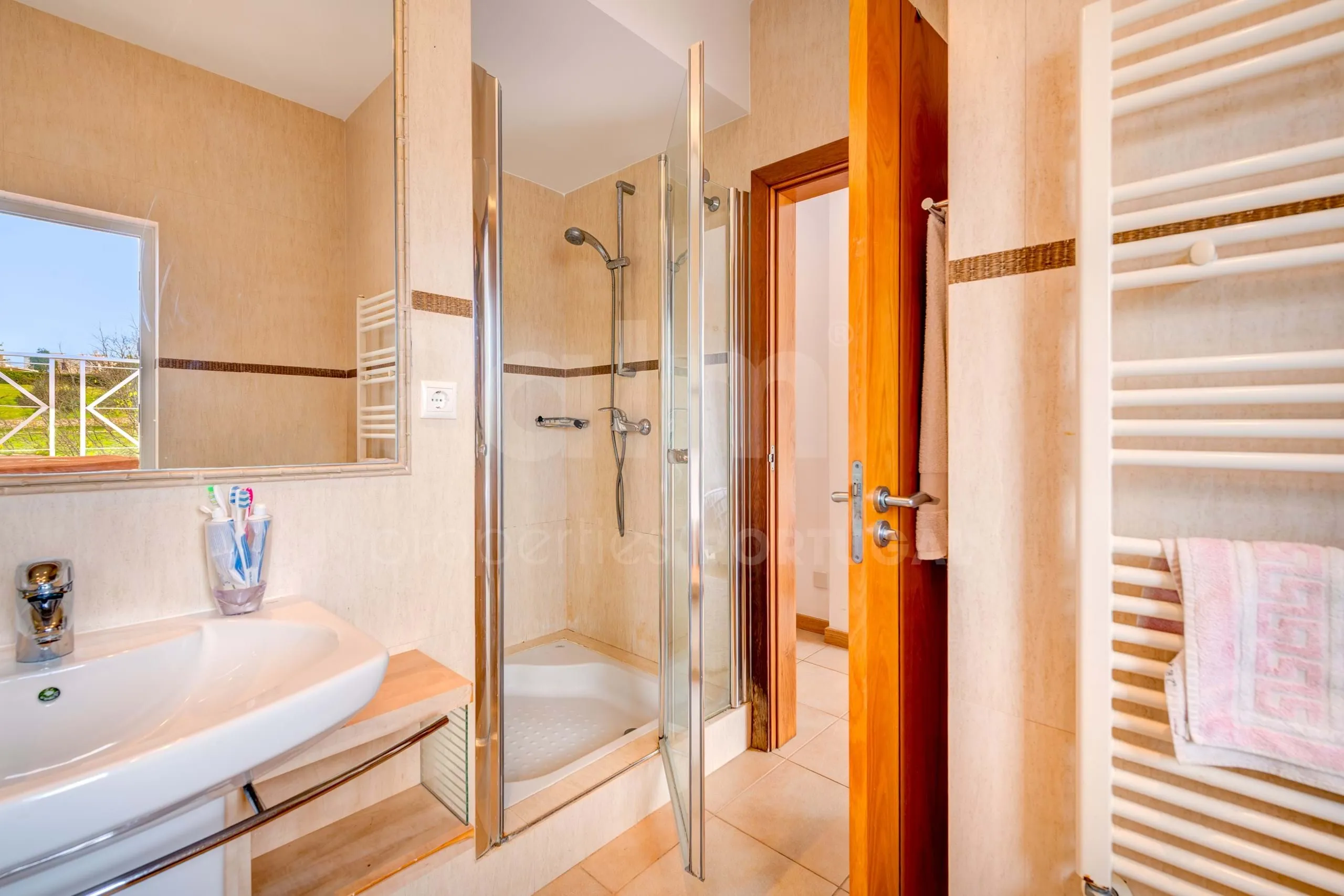 Contemporary 3-Bedroom Villa with Pool and Garden in Scenic Lagoa - View image 28 of 45