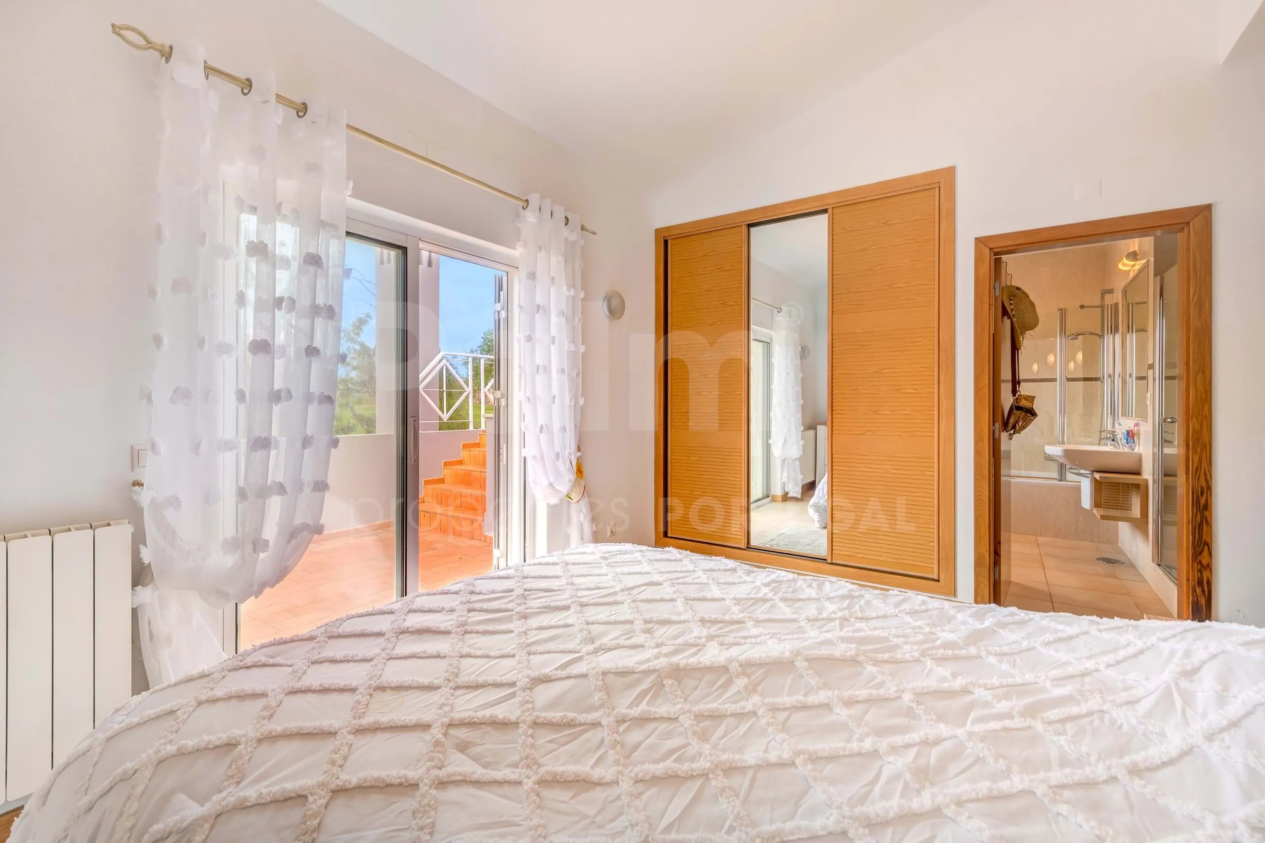 Contemporary 3-Bedroom Villa with Pool and Garden in Scenic Lagoa - View image 29 of 45