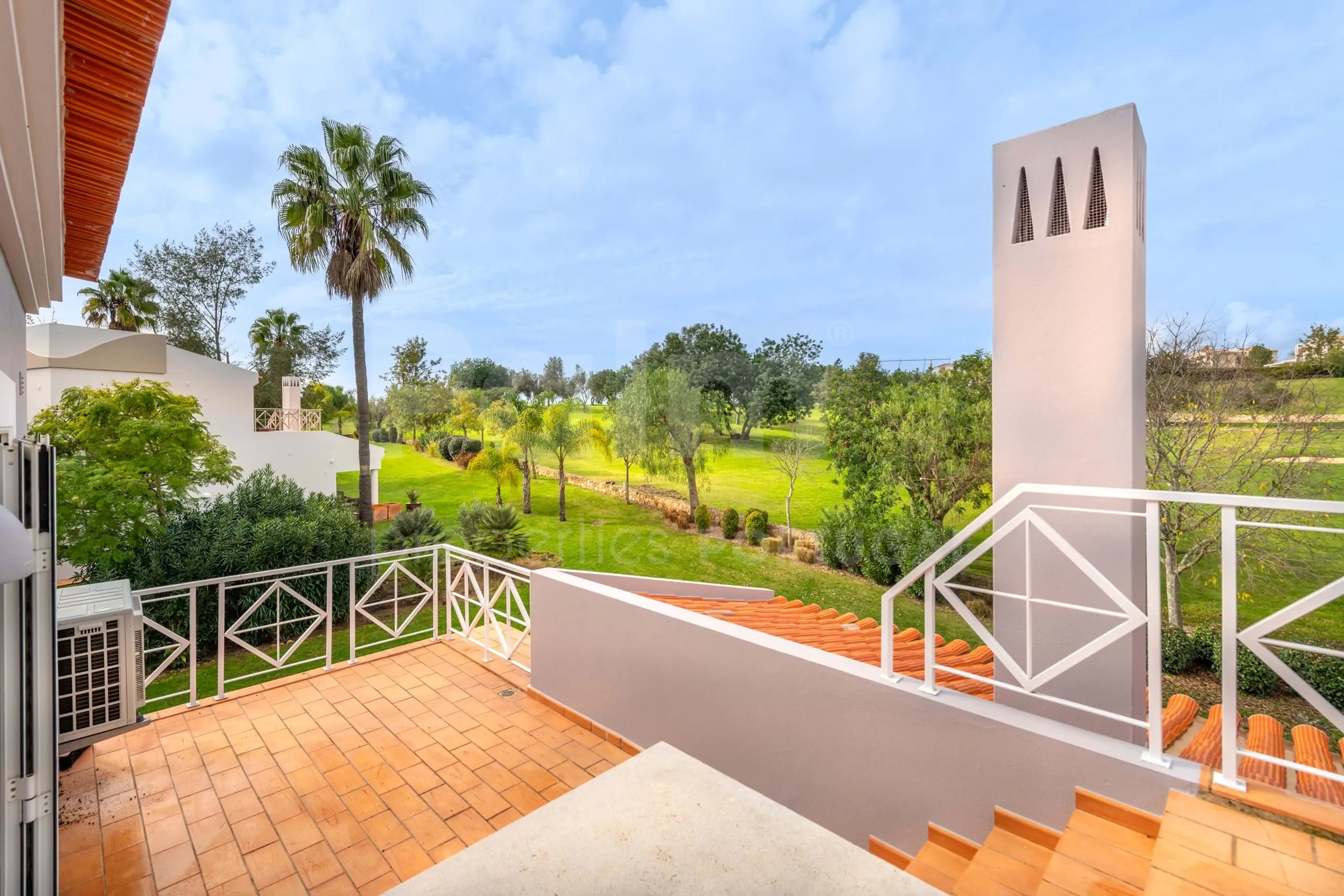 Contemporary 3-Bedroom Villa with Pool and Garden in Scenic Lagoa - View image 31 of 45