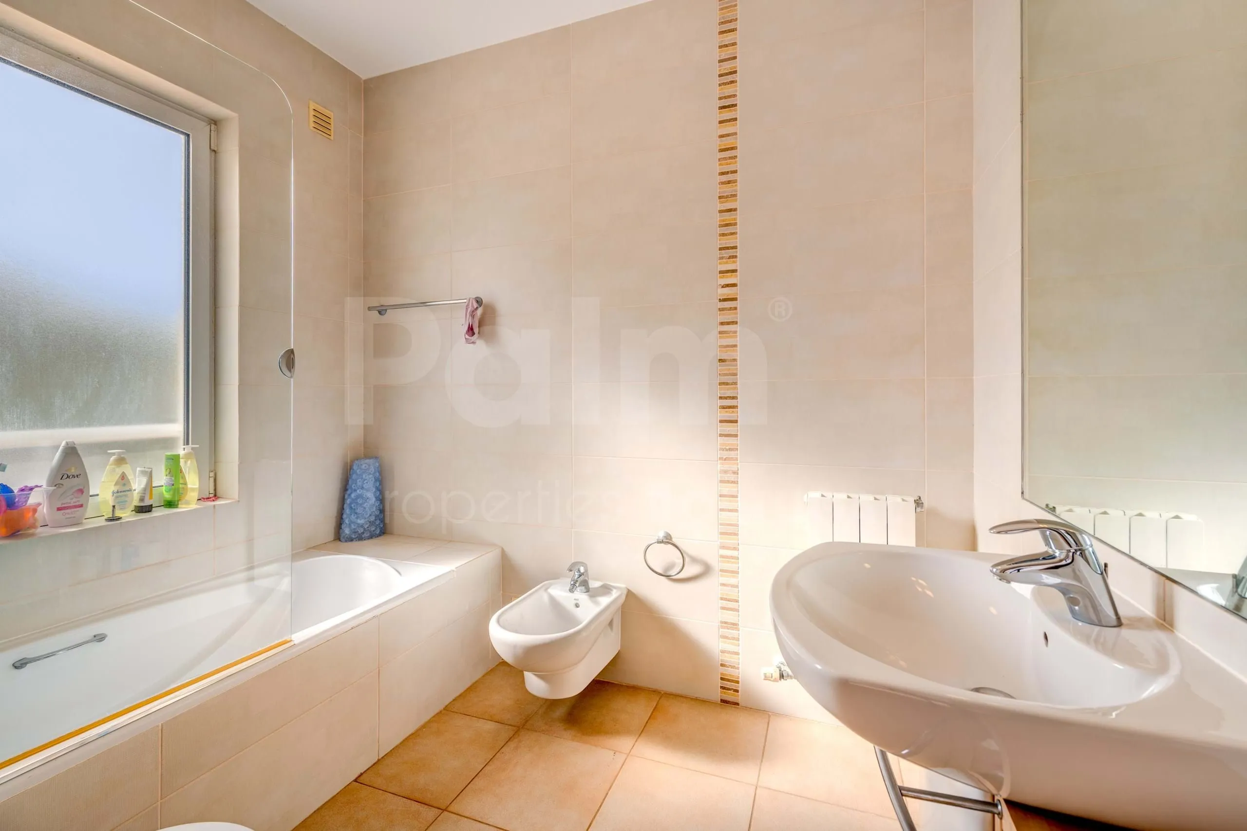 Contemporary 3-Bedroom Villa with Pool and Garden in Scenic Lagoa - View image 33 of 45