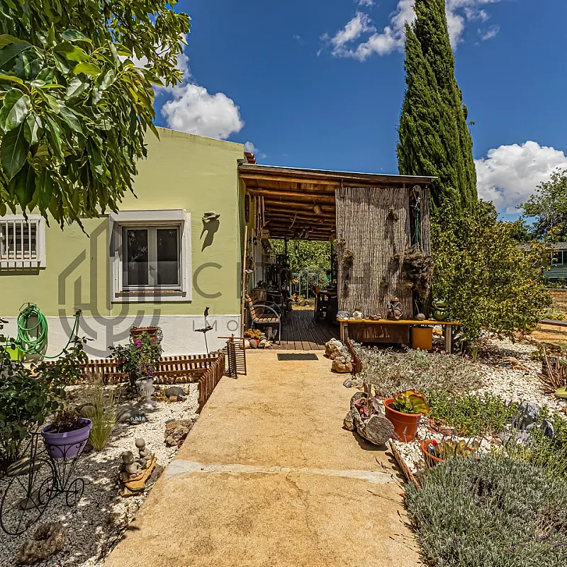 Charming 2-Bedroom House with Expansive Garden in Alcantarilha e Pêra
