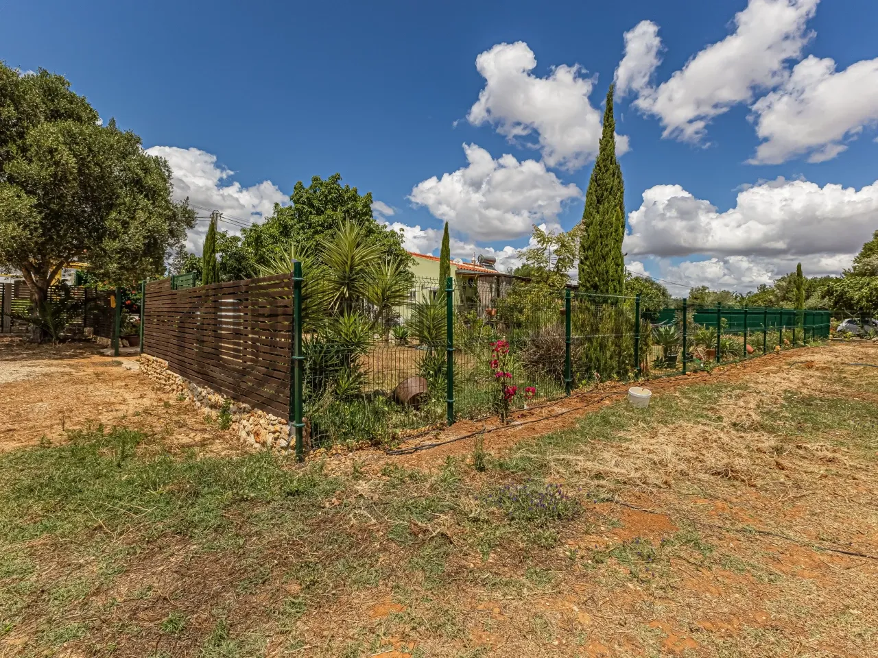 Charming 2-Bedroom House with Expansive Garden in Alcantarilha e Pêra - View image 16 of 24