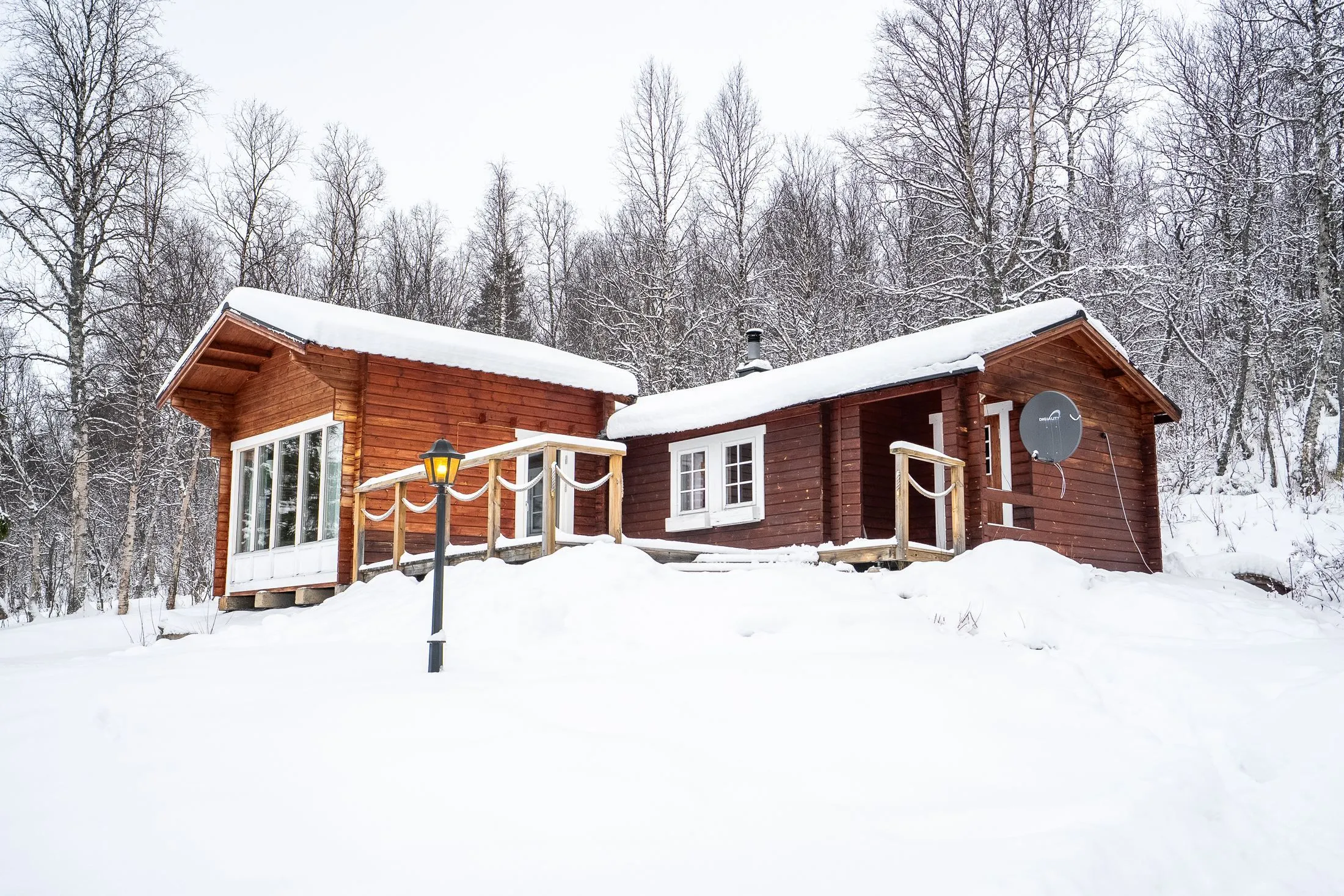 Kompakt 2010-hus med expansiv trädgård i Klimpfjäll, Sverige - Image 1