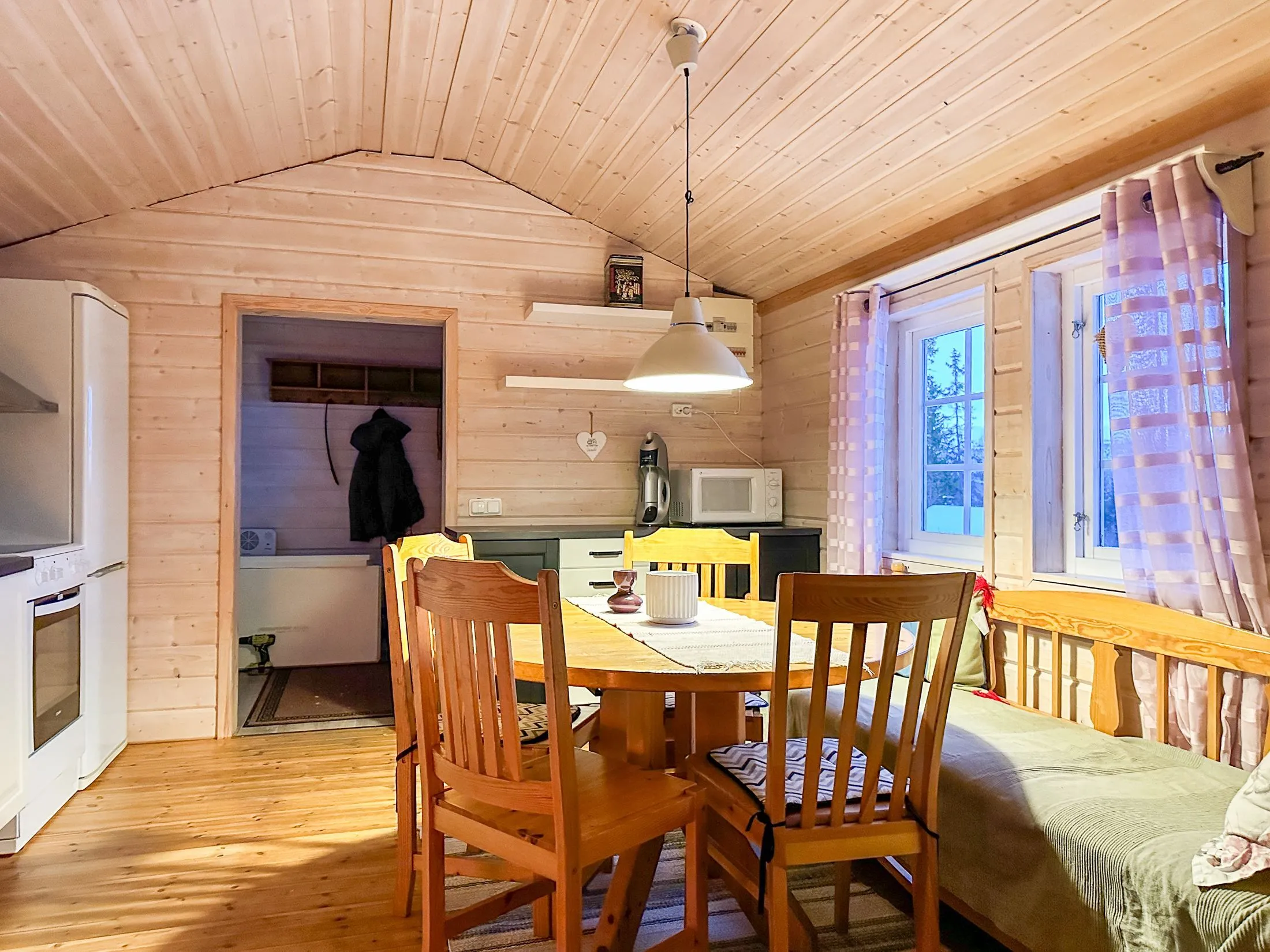 Kompakt 2010-hus med expansiv trädgård i Klimpfjäll, Sverige - Image 4