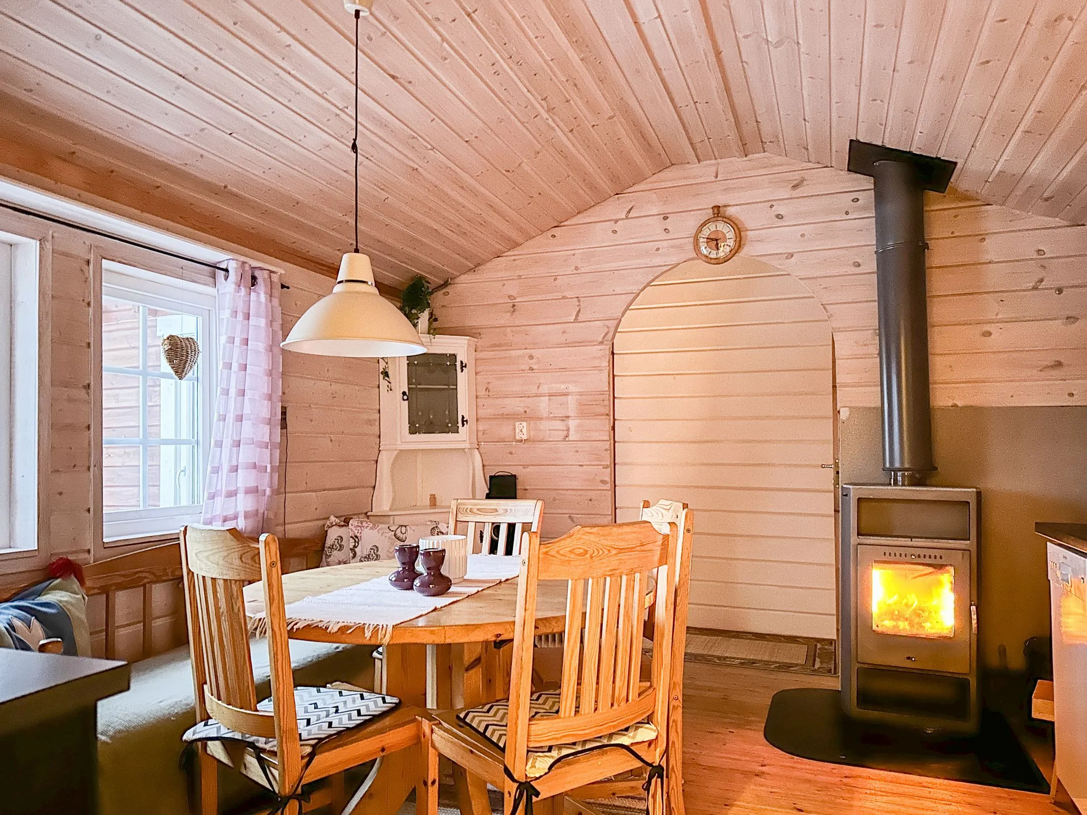 Kompakt 2010-hus med expansiv trädgård i Klimpfjäll, Sverige - Image 5