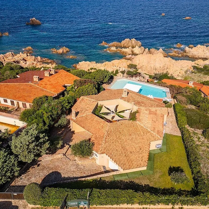 Villa ved havet med 5 soveværelser og infinity-pool i Costa Paradiso, Sardinien