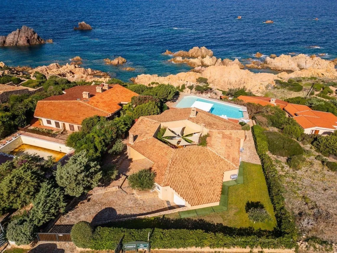Villa de 5 dormitorios frente al mar con piscina infinita en Costa Paradiso, Cerdeña - Image 1