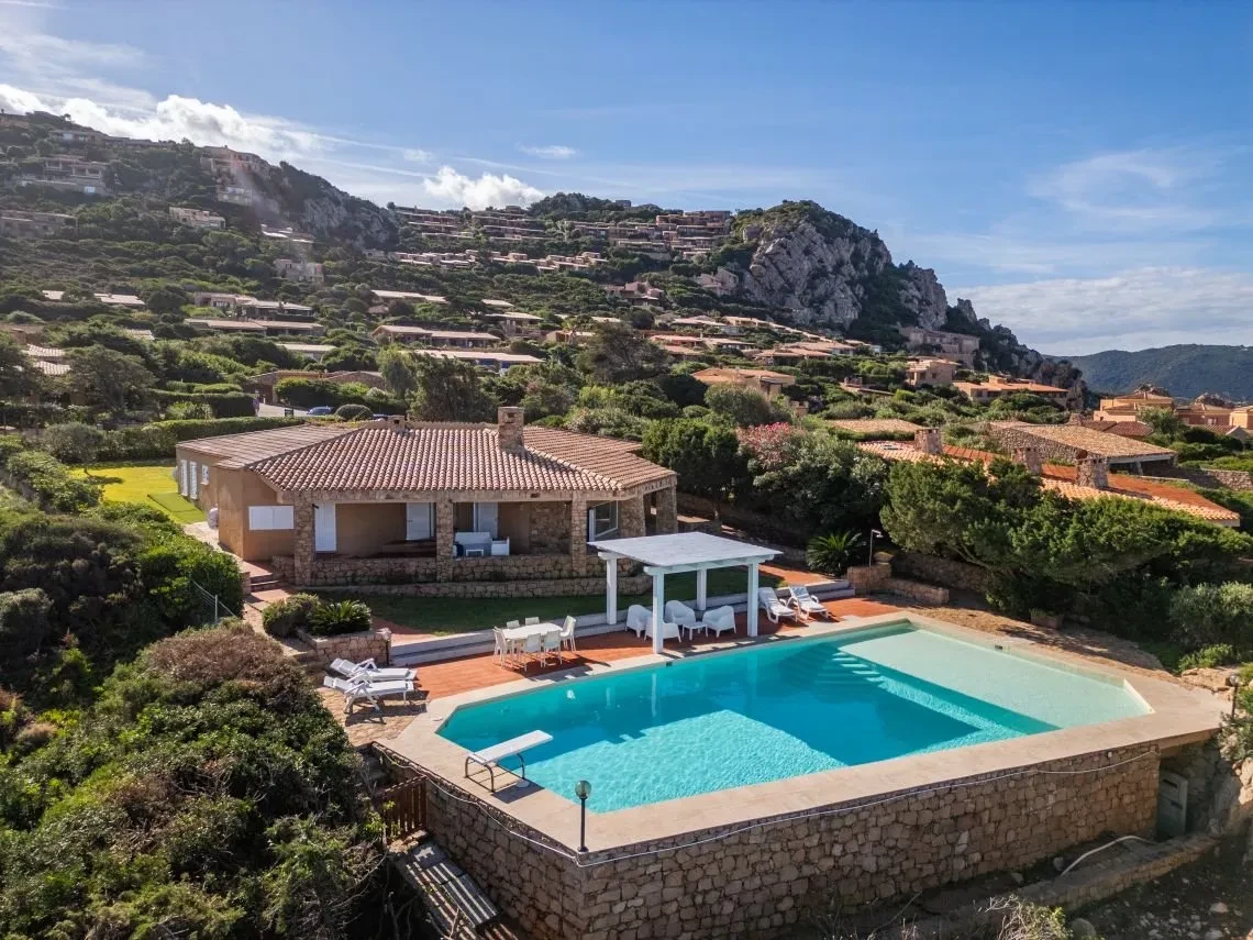Villa de 5 dormitorios frente al mar con piscina infinita en Costa Paradiso, Cerdeña - Image 2
