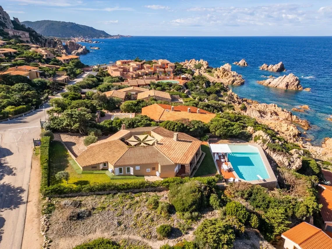 Villa de 5 dormitorios frente al mar con piscina infinita en Costa Paradiso, Cerdeña - Image 3