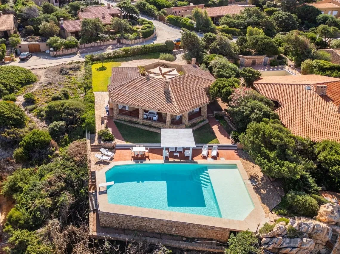 Villa de 5 dormitorios frente al mar con piscina infinita en Costa Paradiso, Cerdeña - Image 4