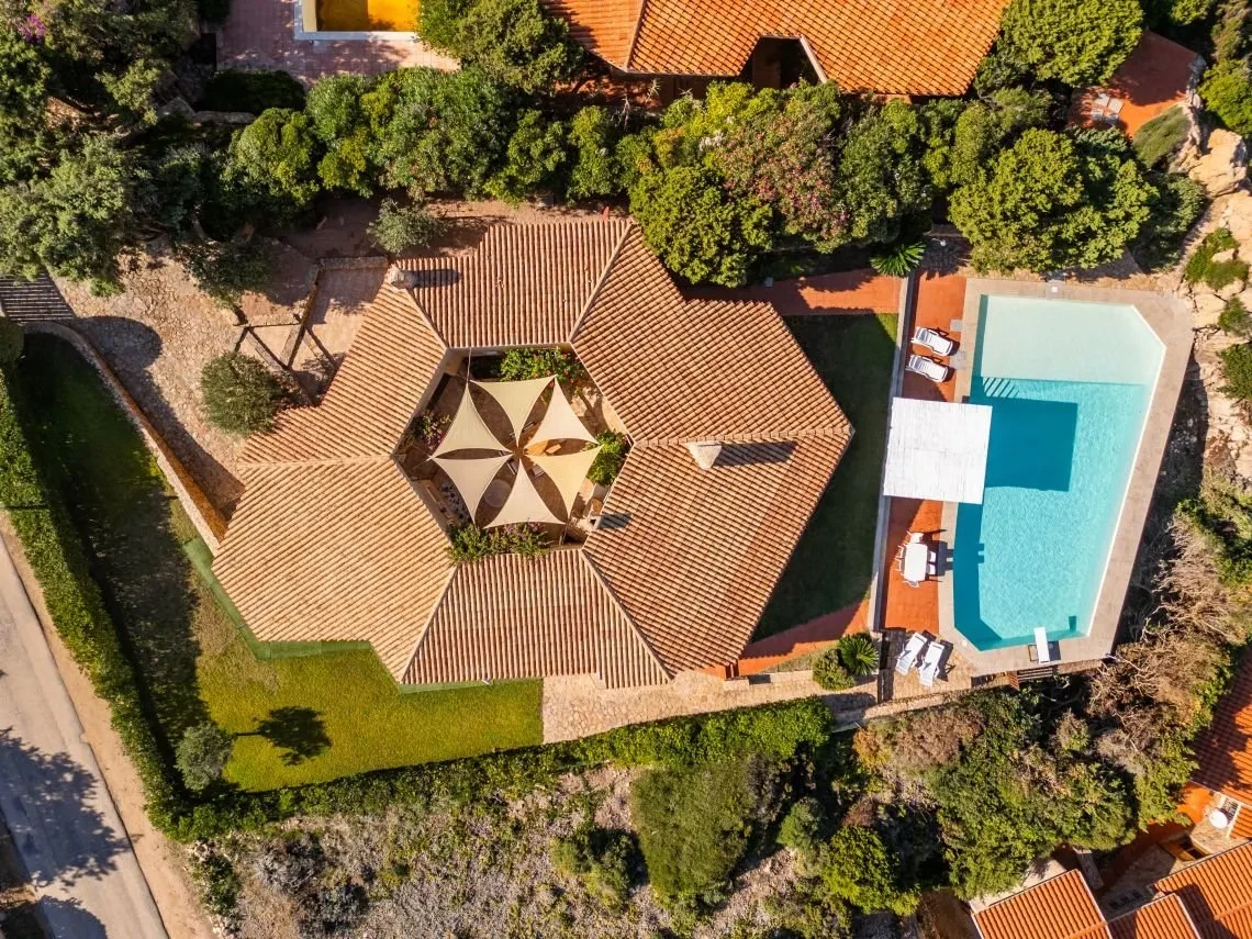 Villa de 5 dormitorios frente al mar con piscina infinita en Costa Paradiso, Cerdeña - Image 5