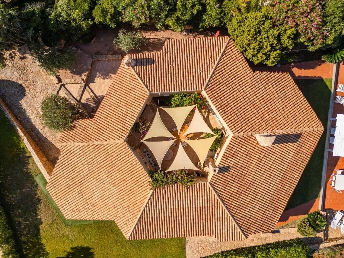 Villa de 5 dormitorios frente al mar con piscina infinita en Costa Paradiso, Cerdeña - Ver imagen 6 de 55