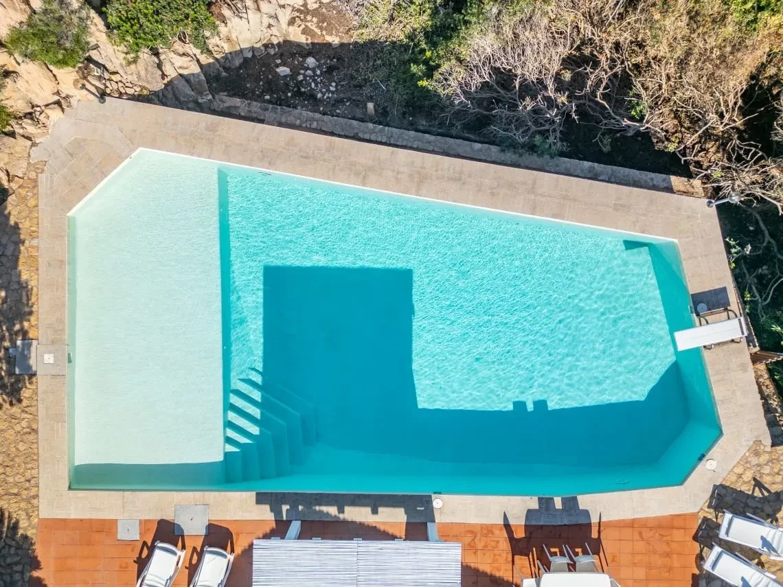 Villa de 5 dormitorios frente al mar con piscina infinita en Costa Paradiso, Cerdeña - Ver imagen 9 de 55