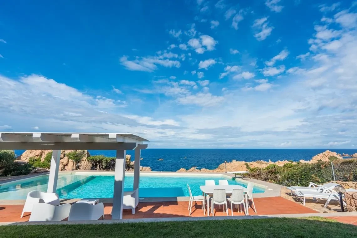 Villa de 5 dormitorios frente al mar con piscina infinita en Costa Paradiso, Cerdeña - Ver imagen 13 de 55