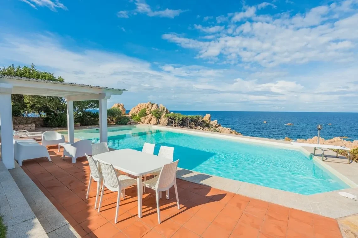 Villa de 5 dormitorios frente al mar con piscina infinita en Costa Paradiso, Cerdeña - Ver imagen 14 de 55