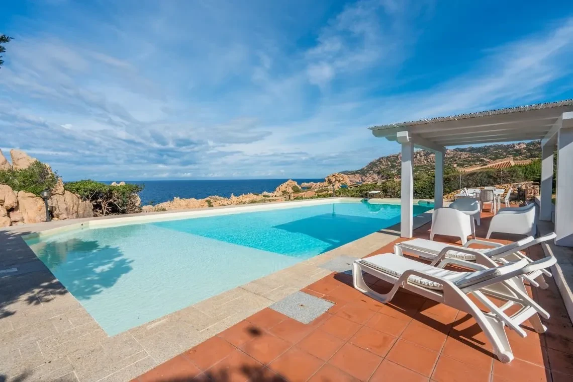Villa de 5 dormitorios frente al mar con piscina infinita en Costa Paradiso, Cerdeña - Ver imagen 15 de 55
