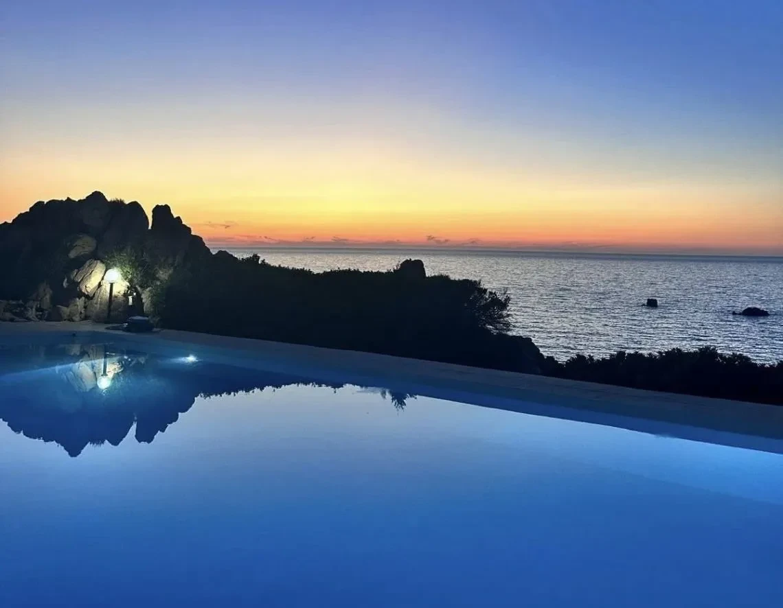 Villa de 5 dormitorios frente al mar con piscina infinita en Costa Paradiso, Cerdeña - Ver imagen 16 de 55