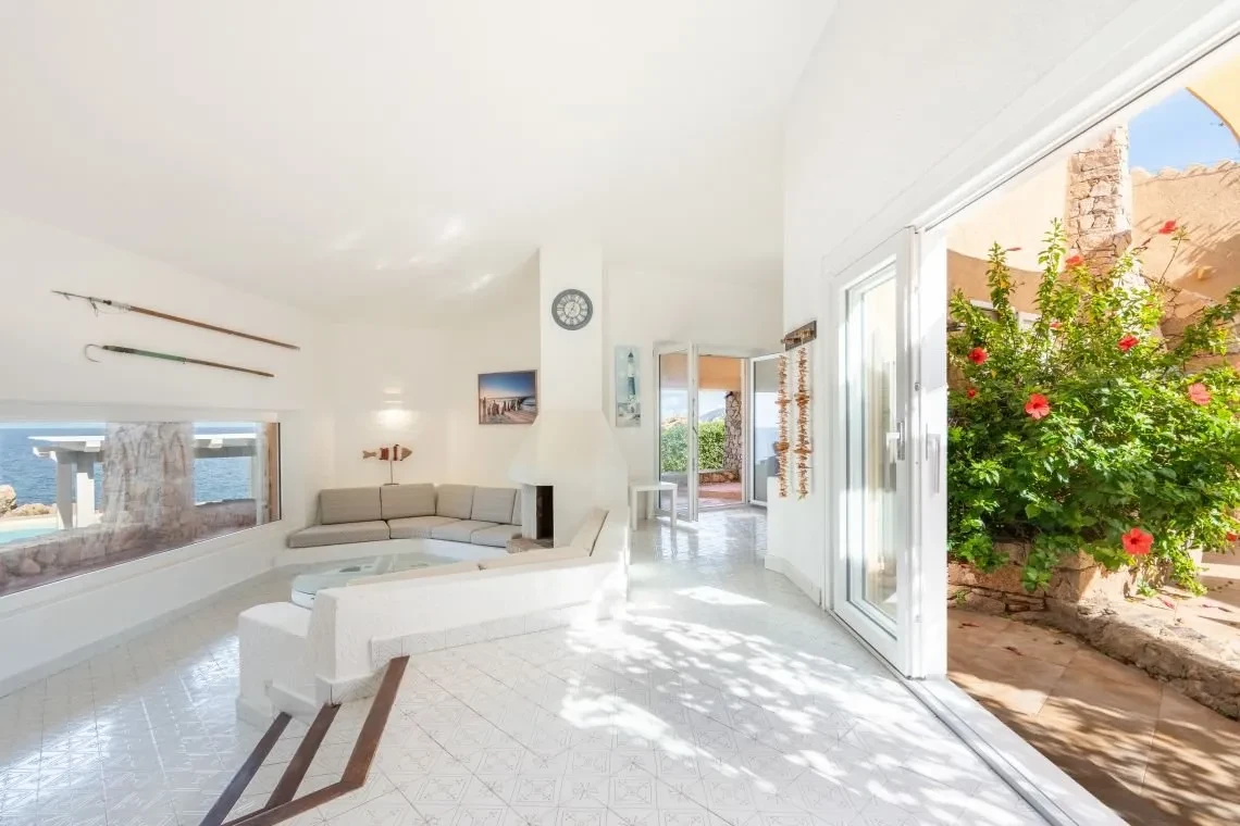 Villa de 5 dormitorios frente al mar con piscina infinita en Costa Paradiso, Cerdeña - Ver imagen 31 de 55