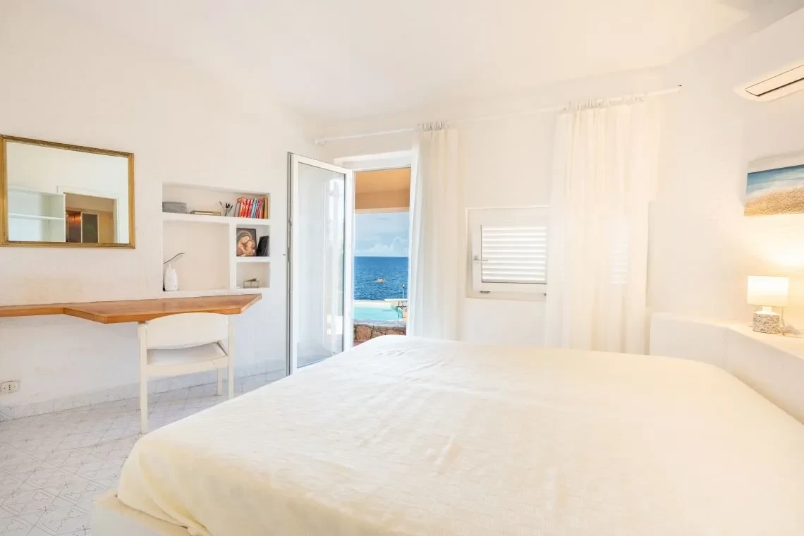 Villa de 5 dormitorios frente al mar con piscina infinita en Costa Paradiso, Cerdeña - Ver imagen 33 de 55