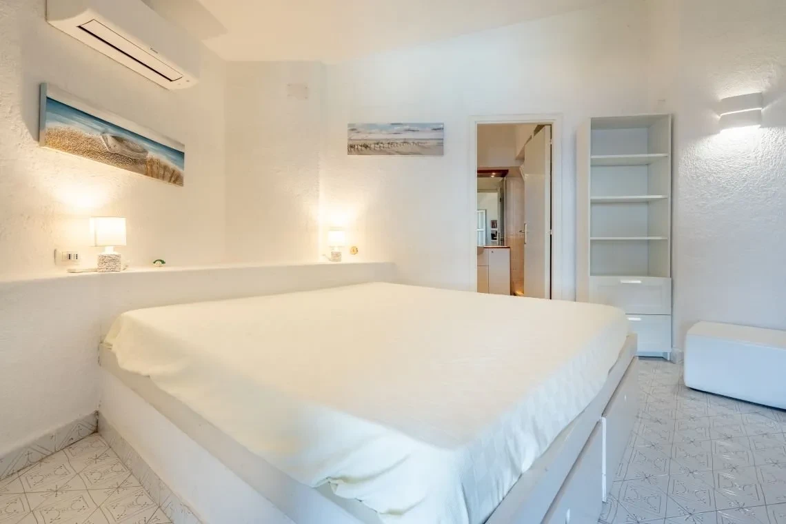 Villa de 5 dormitorios frente al mar con piscina infinita en Costa Paradiso, Cerdeña - Ver imagen 34 de 55