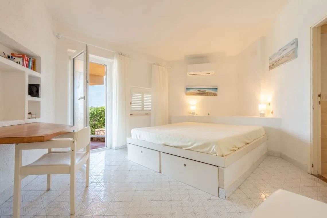 Villa de 5 dormitorios frente al mar con piscina infinita en Costa Paradiso, Cerdeña - Ver imagen 35 de 55