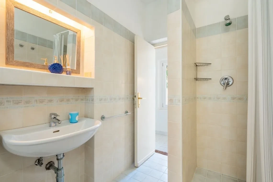 Villa de 5 dormitorios frente al mar con piscina infinita en Costa Paradiso, Cerdeña - Ver imagen 36 de 55