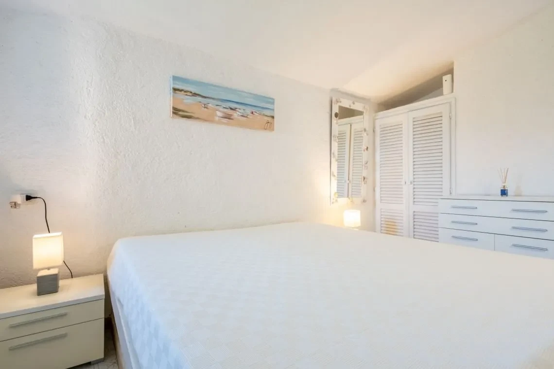 Villa de 5 dormitorios frente al mar con piscina infinita en Costa Paradiso, Cerdeña - Ver imagen 37 de 55