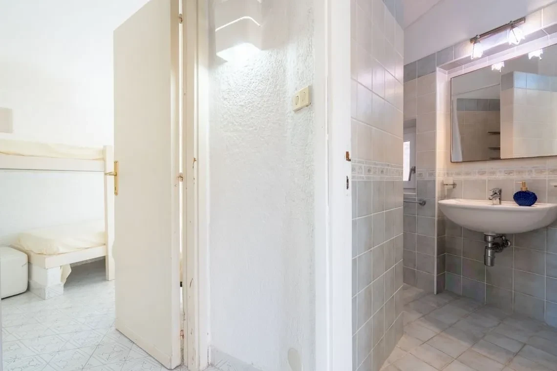 Villa de 5 dormitorios frente al mar con piscina infinita en Costa Paradiso, Cerdeña - Ver imagen 39 de 55