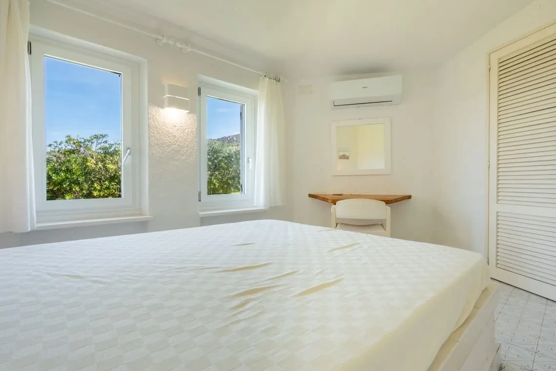 Villa de 5 dormitorios frente al mar con piscina infinita en Costa Paradiso, Cerdeña - Ver imagen 41 de 55
