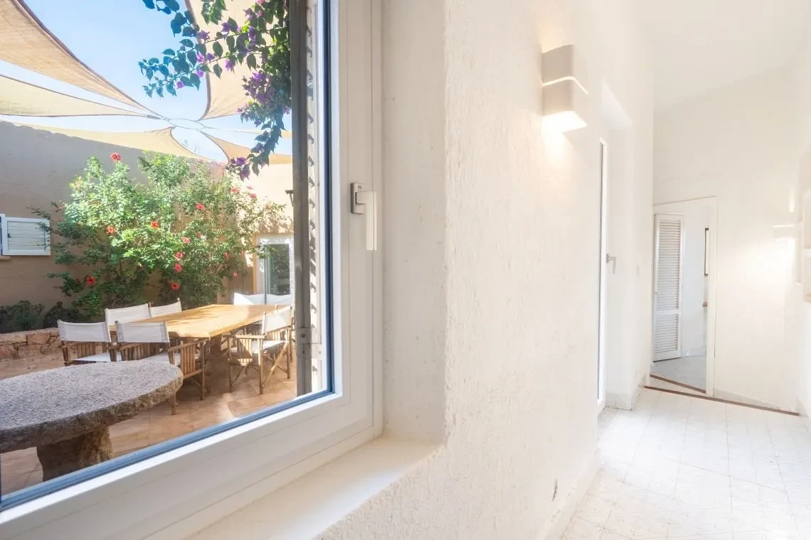 Villa de 5 dormitorios frente al mar con piscina infinita en Costa Paradiso, Cerdeña - Ver imagen 42 de 55