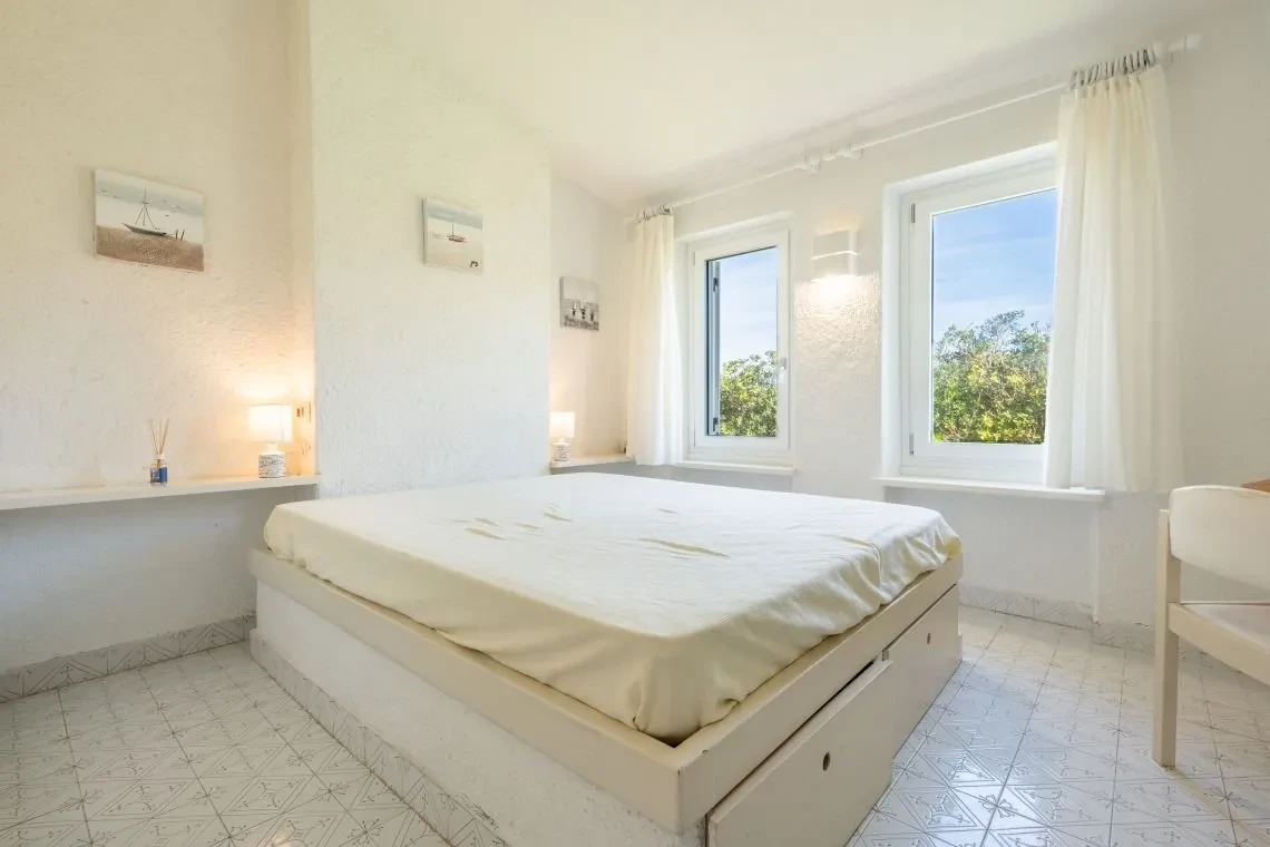 Villa de 5 dormitorios frente al mar con piscina infinita en Costa Paradiso, Cerdeña - Ver imagen 43 de 55