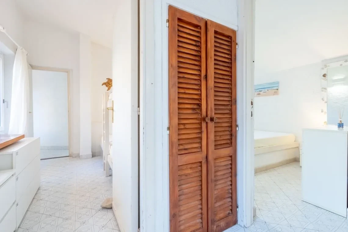 Villa de 5 dormitorios frente al mar con piscina infinita en Costa Paradiso, Cerdeña - Ver imagen 45 de 55