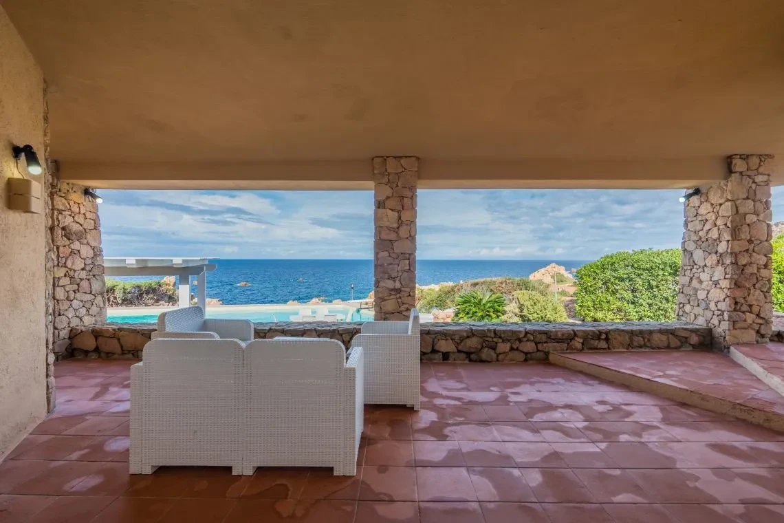 Villa de 5 dormitorios frente al mar con piscina infinita en Costa Paradiso, Cerdeña - Ver imagen 48 de 55